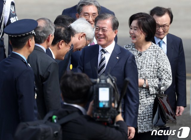 한미 정상회담과 유엔총회 일정을 마친 문재인 대통령이 지난 26일 오후 경기도 성남 서울공항을 통해 귀국하며 청와대 참모진과 대화를 나누고 있다. © News1