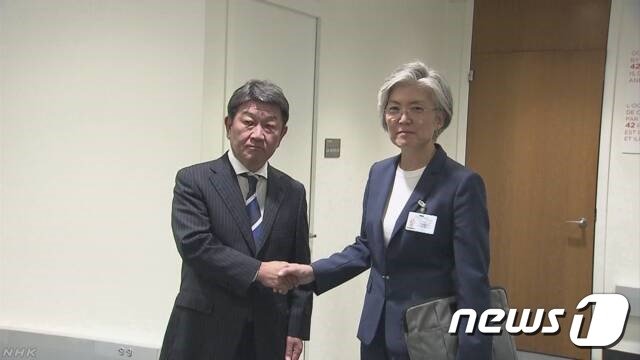 강경화 한국 외교장관(오른쪽)과 모테기 도시미쓰 일본 외무상. (출처=NHK 갈무리)