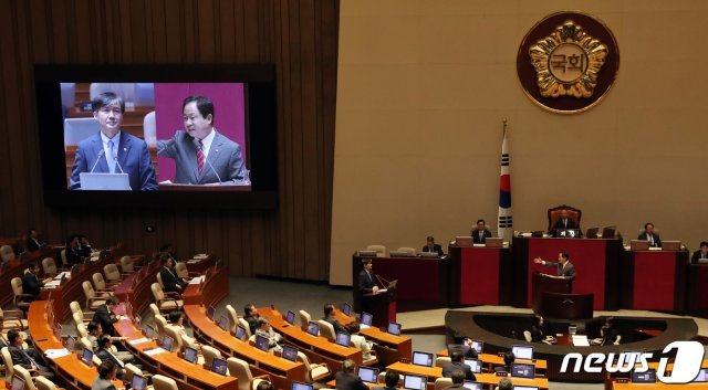 주광덕 자유한국당 의원이 26일 서울 여의도 국회 본회의장에서 열린 정기국회에서 조국 법무부장관에게 정치분야 대정부 질의를 하고 있다. 조국 법무부 장관은 이날 압수수색 검사와 통화한적 있냐는 주광덕 의원의 질의에 그렇다 라고 답해 논란을 빚었다. © News1