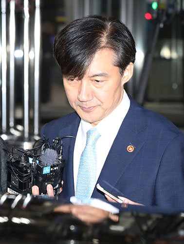 23일 검찰이 조국 법무부장관의 서울 서초구 방배동 자택에 대해 압수수색을 실시한 가운데 조 장관이 저녁 6시 30분경 경기 과천 법무부청사에서 나와 입장을 밝힌후 차량 탑승을 위해 이동하고있다. 뉴시스