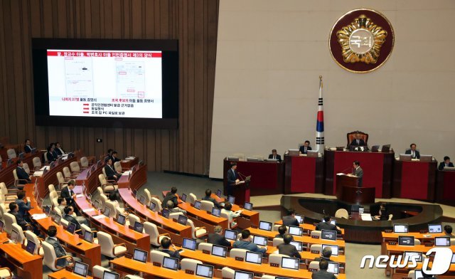 주광덕 자유한국당 의원이 지난 26일 서울 여의도 국회 본회의장에서 열린 정기국회에서 조국 법무부장관에게 정치분야 대정부 질의를 하고 있다. 전광판에 조국 법무부장관의 딸, 장영표 교수의 아들, 박교선 변호사 아들의 서울대학교 공익인권법센터 인턴증명서 양식이 게시되고 있다. /뉴스1 DB © News1
