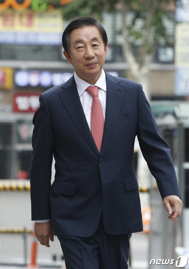 KT에 딸의 채용을 청탁했다는 의혹을 받는 김성태 자유한국당 의원이 27일 오후 서울 양천구 남부지방법원에서 열린 뇌물수수·뇌물공여 혐의 첫 공판에 출석하고 있다. © News1