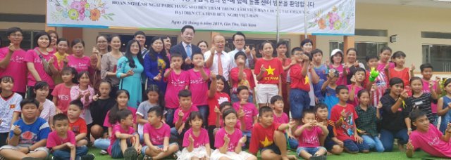 박항서 베트남 축구대표팀 감독(가운데)은 6월 20일 껀터시 ‘한베 함께 돌봄 센터’를 방문해 한베자녀들과 함께 시간을 보냈다. [재외동포재단 제공]
