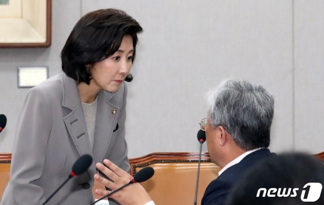 나경원 자유한국당 원내대표가 26일 서울 여의도 국회에서 열린 운영위원회 전체회의에서 유성엽 대안정치연대 대표의 자리에서 대화를 하고 있다. © News1