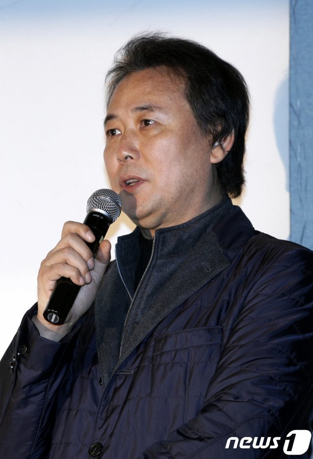 김창환 미디어라인 엔터테인먼트 회장이 지난해 12월 서울 강남구 대치동 섬유센터에서 열린 밴드 더 이스트라이트 폭행 사건 반박 기자회견에서 발언하고 있다.  2018.12.26/뉴스1 © News1