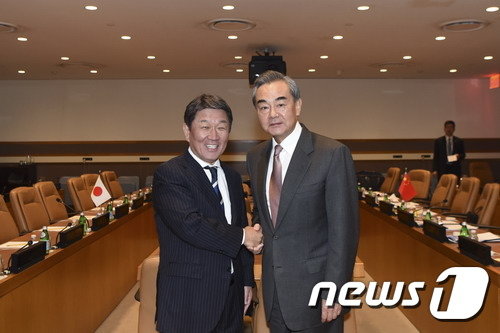 악수하는 모테기 도시미쓰(茂木敏充) 일본 외무상이 왕이(王毅) 중국 외교담당 국무위원 겸 외교부장. <출처=중국 외교부> © 뉴스1