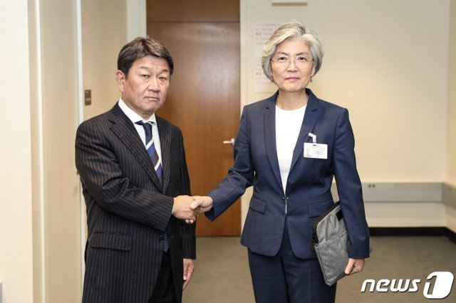 강경화 외교부 장관이 26일(현지시각) 미국 뉴욕에서 모테기 도시미쓰 일본 외무상과 회담 후 악수하고 있다. 이는 모테기 외무상이 취임한 뒤 첫 한일 외교장관 만남이다. (외교부 제공) © 뉴스1