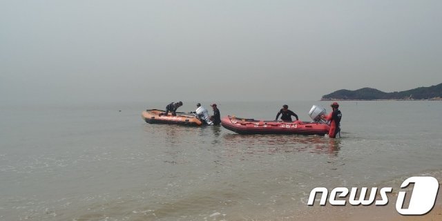 27일 오후 10시57분께 인천시 중구 무의도 해수욕장에서 A씨(62)가 “해루질을 하러 바다에 나왔는데, 바닷물이 허리까지 차오르고 있다“면서 119로 신고를 접수해 소방대원들이 수색을 위해 바다로 향하고 있다.(인천 영종소방서 제공)2019.9.27/뉴스1 © News1