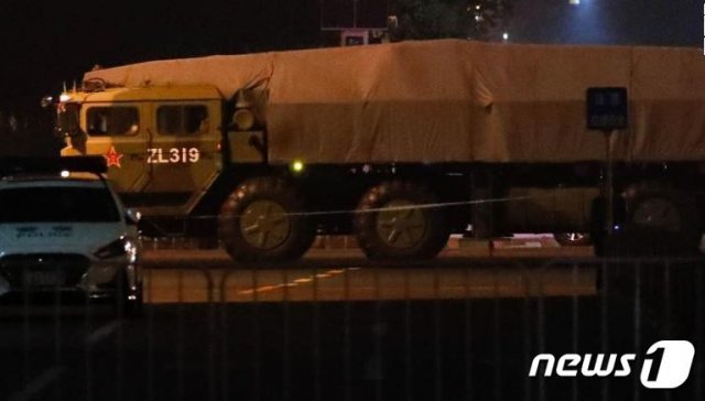 중국 국경절 퍼레이드에 동원된 이동식 미사일 발사 차량 . 중국 신형 둥펑 41 미사일로 추정된다. © 뉴스1