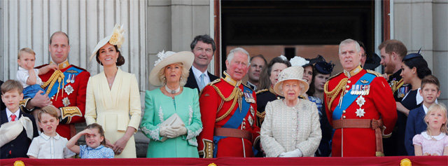 6월
 10일 영국 런던 버킹엄궁에서 열린 엘리자베스 2세 영국 여왕의 93세 생일 축하 행사에 왕실 가족이 총출동했다. 윌리엄 
왕세손, 캐서린 세손빈, 커밀라 콘월 공작부인, 찰스 왕세자, 여왕, 여왕의 차남 앤드루 왕자, 해리 왕손, 메건 마클 
왕손빈(앞줄 왼쪽부터, 어린이 제외)이 서 있다. 엘리자베스 여왕이 유럽연합(EU) 탈퇴(브렉시트) 정국에서 강경한 찬성론자인 
보리스 존슨 총리의 편을 들었다는 비판이 불거지면서 군주제 폐지 여론이 높아지고 있다. 런던=AP 뉴시스