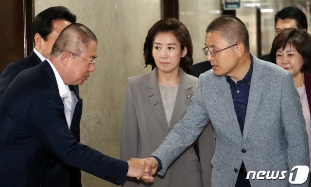 황교안 자유한국당 대표(우)와 악수하고 있는 이만희 원내대변인(좌). © News1