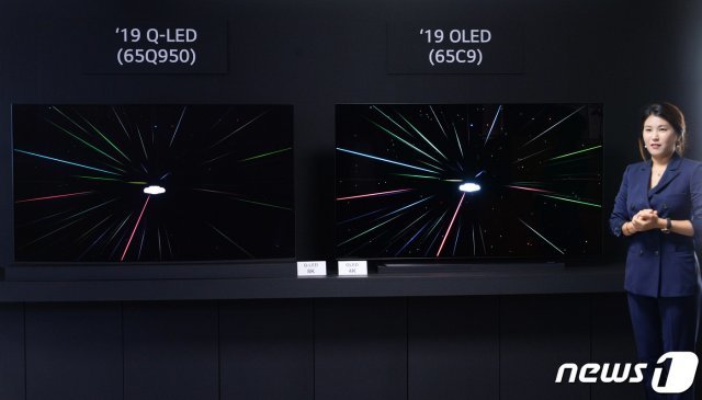 17일 서울 여의도 LG트윈타워에서 열린 LG전자 디스플레이 기술설명회에서 LG전자 직원이 8K TV 제품들의 해상도 차이를 설명하고 있다. (LG전자 제공)  © News1