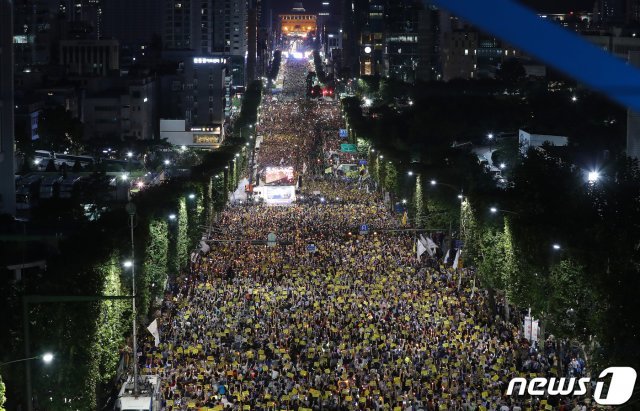 28일 오후 서울 서초구 대검찰청 앞(서초역 사거리~누에다리 구간)에서 열린 검찰개혁·사법적폐 청산 촛불문화제에서 사법적폐청산 범국민시민연대 등 참가자들이 검찰 개혁과 공수처 설치를 촉구하고 있다. © News1