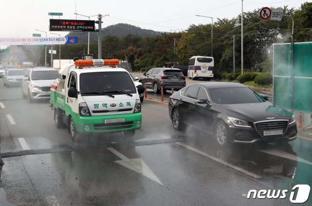 아프리카돼지열병(ASF) 의심신고가 충남 홍성군에도 접수돼 방역당국에 비상이 걸렸다. 지난 27일 오후 강화도와 경기도 김포를 잇는 강화대교 입구에서 차량방역 작업이 실시되고 있다. © News1