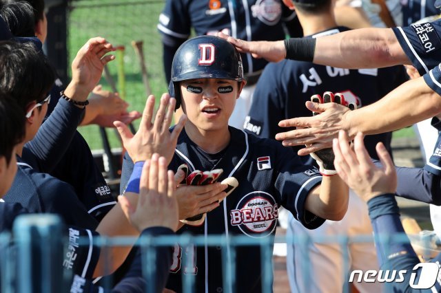 29일 오후 서울 잠실야구장에서 열린 프로야구 ‘2019 KBO리그’ 두산과 LG의 경기에서 5회초 1사 3루상황에서 3루주자 두산 정수빈이 허경민 타자의 희생플라이에 홈인해 덕아웃에서 동료들과 환호하고 있다. 2019.9.29/뉴스1 © News1