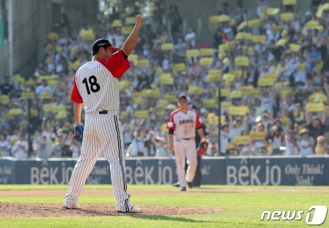 29일 오후 서울 잠실야구장에서 열린 프로야구 ‘2019 KBO리그’ 두산과 LG의 경기에서 7회초 교체된 LG투수 이동현이 타자를 삼진으로 잡고 환호하고 있다. 700경기 출장의 기록을 세운 이동현은 701번째 경기인 이번경기에서 은퇴식을 갖는다. 2019.9.29/뉴스1 © News1