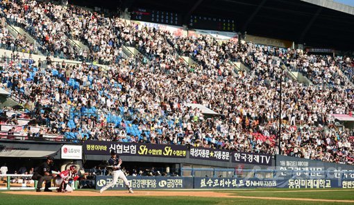 29일 서울 잠실야구장에서 ‘2019 신한은행 MY CAR KBO리그’ 두산 베어스와 LG 트윈스의 경기가 많은 관중이 입장한 가운데 열렸다. 잠실｜김종원 기자 won@donga.com