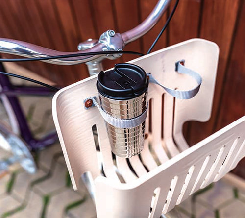 ‘리:싸이클(RE:CYCLE)’에 장착된 컵홀더 바구니와 언제 어디서나 최상의 네스프레소 커피를 경험할 수 있는 네스프레소 터치 트래블 머그(Touch travel mug)