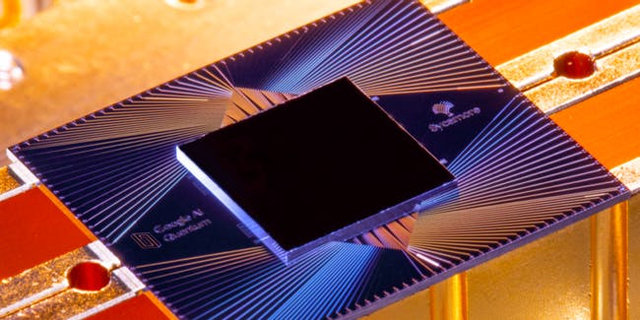 구글이 개발한 최신 양자컴퓨터 칩 ‘시커모어’.