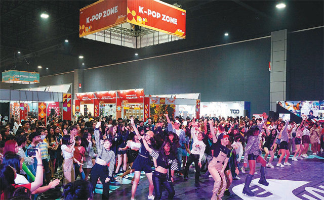 ‘케이콘(KCON) 2019 태국’이 열린 태국 방콕 임팩트 국제전시장에서 28일 동남아시아 한류 팬들이 케이팝에 맞춰 신나게 춤을 추고 있다. CJ ENM 제공