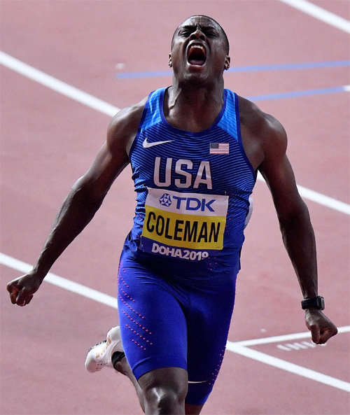 “이젠 내가 세상에서 제일 빠르다.” 크리스천 콜먼(미국)이 29일 카타르 도하 칼리파 스타디움에서 열린 2019 세계육상선수권대회 남자 100m 결선에서 9초76의 기록으로 가장 먼저 결승선을 통과한 후 기쁨에 겨워 포효하고 있다. 도하=AP 뉴시스