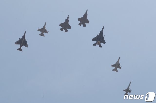 대한민국 공군의 첫 스텔스 전투기인 F-35A 2대(왼쪽 세 번째, 네 번째)가 29일 오후 충북 청주시 청원구 17전투 비행단으로 착륙하고 있다. F-35A는 전력화 과정을 거쳐 4~5월 실전에 배치될 예정이다. 2019.3.29/뉴스1 © News1