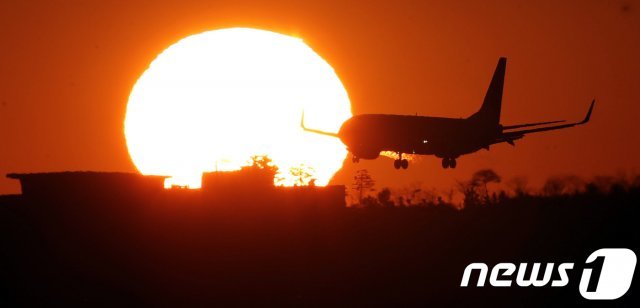 인천공항에서 여객기가 착륙을 하고 있다. © News1