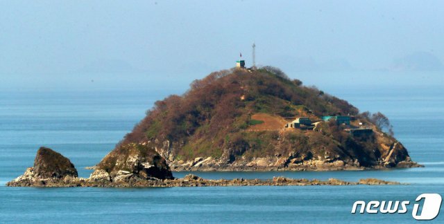 서해 북방한계선(NLL) 인근 무인도인 함박도를 두고 ‘영토 논란’이 이어지고 있는 가운데 24일 오전 인천 강화군 서도면 말도리에서 바라 본 함박도에 북한의 군 시설이 보이고 있다. 2019.9.24/뉴스1 © News1 사진공동취재단