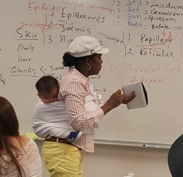 아이를 업고 강의를 하고 있는 시세 교수