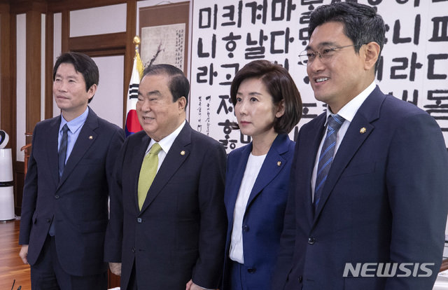 30일 서울 여의도 국회에서 열린 국회의장과 3당 교섭단체 원내대표 회동에서 이인영 더불어민주당 원내대표, 문희상 국회의장, 나경원 자유한국당 원내대표, 오신환 바른미래당 원내대표가 포즈를 취하고 있다. 사진=뉴시스