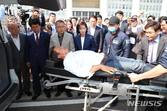 이학재 자유한국당 의원이 30일 오후 서울 여의도 국회 본청 앞에서 구급차를 타고 있다. 사진=뉴시스