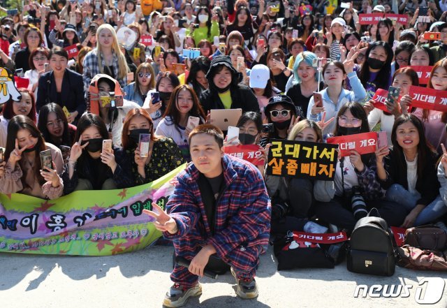 FT아일랜드 이홍기가 30일 오후 강원 양구군 남면 육군 21사단 백두산부대 신병교육대 인근에서 열린 팬미팅에서 입대를 앞두고 팬들과 사진을 찍고 있다. 이홍기는 이날 신병교육대에 입소해 기초군사훈련을 받은 뒤 현역으로 복무할 예정이다. © News1