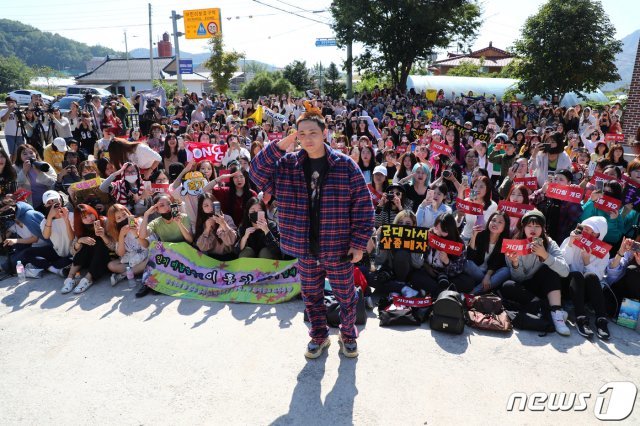 FT아일랜드 이홍기가 30일 오후 강원 양구군 남면 육군 21사단 백두산부대 신병교육대 인근에서 열린 팬미팅에서 입대를 앞두고 팬들과 사진을 찍고 있다. 이홍기는 이날 신병교육대에 입소해 기초군사훈련을 받은 뒤 현역으로 복무할 예정이다. © News1