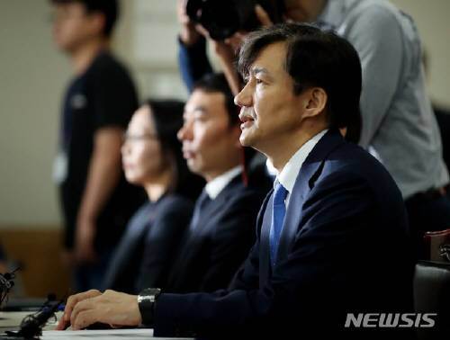 조국 법무부 장관이 30일 경기 정부과천청사 법무부에서 열린 제2기 법무·검찰개혁위원회 발족식에서 인사말을 하고 있다. 사진=뉴시스