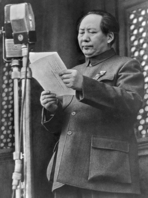 마오쩌둥이 1949년 10월 1일 천안문 문루에 올라 중화인민공화국 선포를 선언하고 있다. -바이두 갈무리