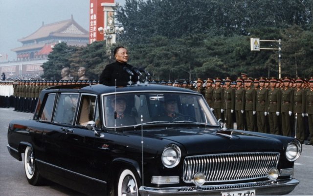 1984년 덩샤오핑이 열병식에 참석하고 있다. - 바이두 갈무리