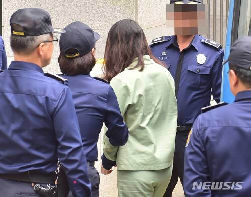 ‘전 남편 살해사건’ 피의자 고유정(36·구속기소)이 30일 오후 제주지방법원에서 열린 4차 공판에 참석하기 위해 법정에 출석하고 있다. 사진=뉴시스