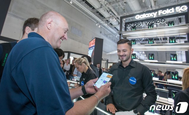 7일(현지시간) 독일 베를린에서 열린 유럽 최대 가전 전시회 ‘IFA 2019’에서 삼성전자 전시장을 방문한 관람객들이 ‘갤럭시 폴드 5G’를 체험하고 있다. (삼성전자 제공) 2019.9.7/뉴스1