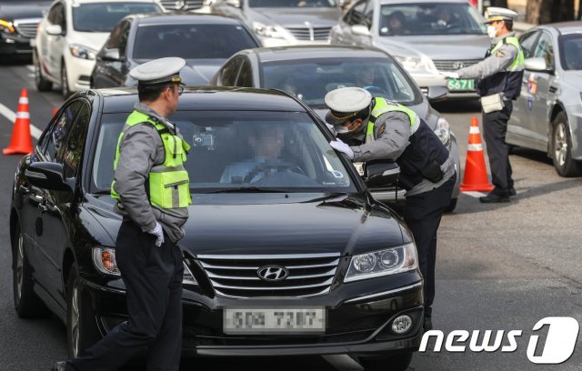 서울 서초 IC 인근에서 경찰이 전좌석 안전띠 미착용 단속을 하고 있다.  2018.12.2/뉴스1 © News1