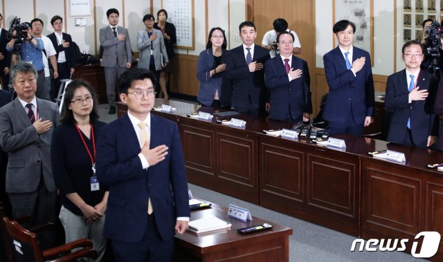 조국 법무부장관이 30일 오후 경기도 과천 법무부 청사에서 열린 제2기 법무·검찰 개혁위원회 발족식에서 위원들과 국기에 대한 경례를 하고 있다. 2019.9.30/뉴스1 © News1