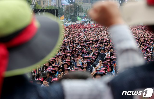 민주노총 조합원들이 결의대회에서 구호를 외치고 있다. 2019.9.2 (기사 내용과 무관한 사진). 사진=뉴스1