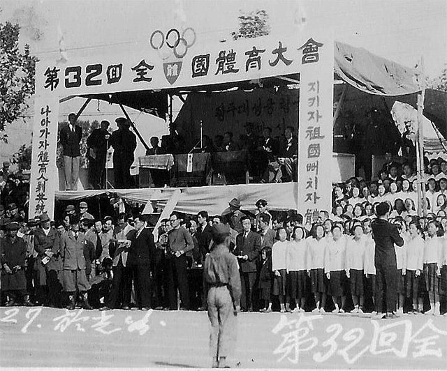 전쟁 중이던 1951년 10월 27일 광주 서중학교 
운동장에서 열린 제32회 전국체전 개회식에 참가한 광주시내여중 연합합창단. 대한체육회 제공