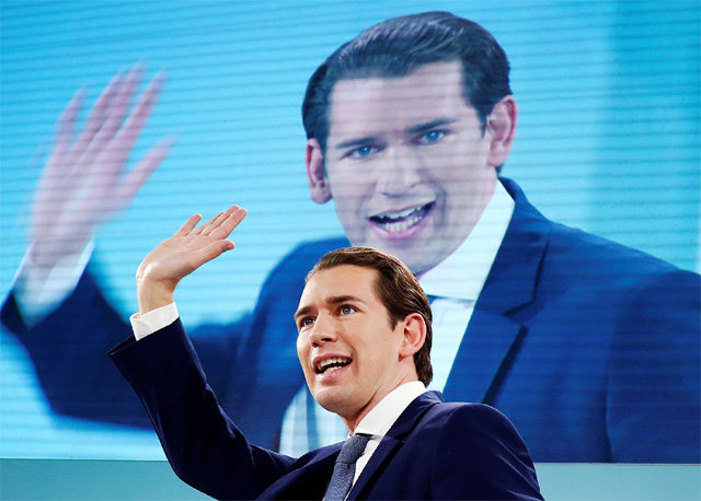 조기 총선이 열린 지난달 29일 오스트리아 빈에서 제바스티안 쿠르츠 국민당 대표가 지지자들을 향해 손을 흔들고 있다. 빈=AP 뉴시스