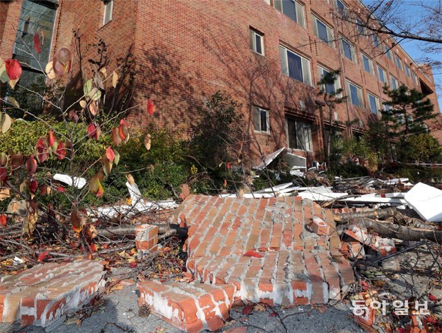 2017년 11월 경북 포항에서 일어난 규모 5.4의지진으로 갈라진 한동대 건물. 최혁중 기자 sajinman@donga.com
