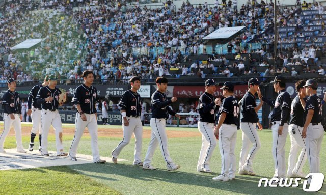 29일 오후 서울 잠실야구장에서 열린 프로야구 ‘2019 KBO리그’ 두산과 LG의 경기에서 승리한 두산 선수들이 코치진과 환호하고 있다. 두산은 이번경기에서 LG에게 3대0으로 승리했다. 2019.9.29/뉴스1 © News1