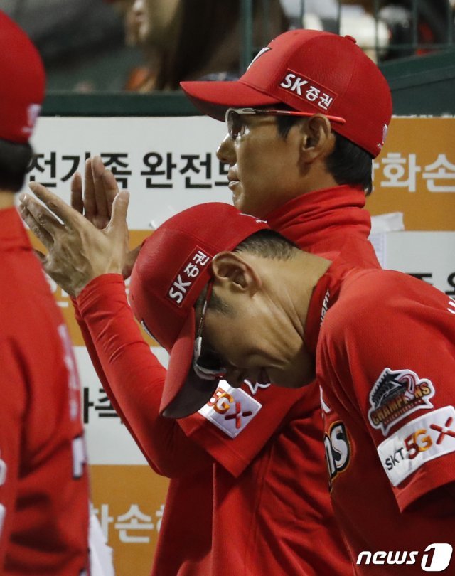염경엽 SK 감독이 30일 오후 대전 한화생명 이글스파크에서 열린 프로야구 2019 신한은행 MY CAR KBO리그 한화 이글스와 SK 와이번스 9회말 경기를 지켜보며 박수를 치고 있다. 2019.9.30/뉴스1 © News1