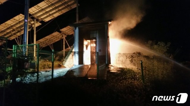 지난 29일 오후 7시37분쯤 경북 군위군에 있는 태양광발전소 ESS에서 원인 모를 화재가 발생했다.(경북소방본부 제공) © 뉴스1