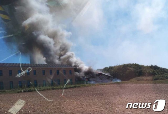24일 오전 11시29분쯤 강원도 평창군 미탄면 평안리 소재 풍력발전소 배터리실에서 화재가 발생해 연기가 하늘로 치솟고 있다. (강원도소방본부 제공) © News1\