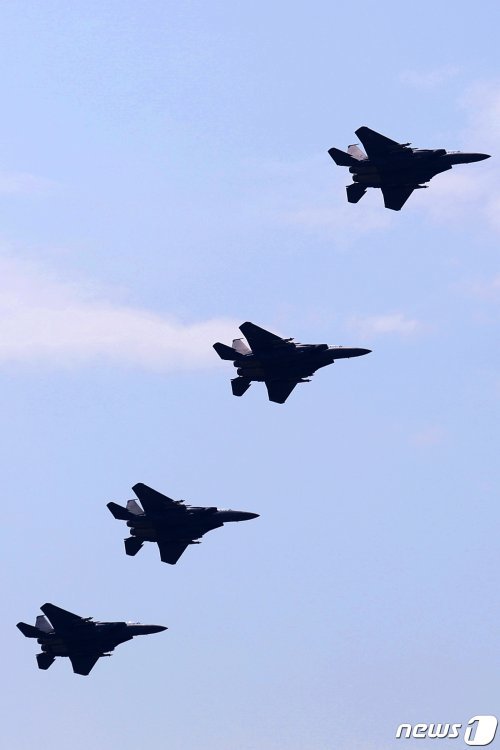 27일 대구 공군기지에서 열린 ‘제71주년 국군의 날 기념행사’ 미디어데이 행사에서 F-15K 전투기 편대가 창공을 누비고 있다. 국군의 날 기념행사가 공군 전투비행단에서 거행되는 것은 창군 이래 처음이다. 2019.10.1/뉴스1 © News1