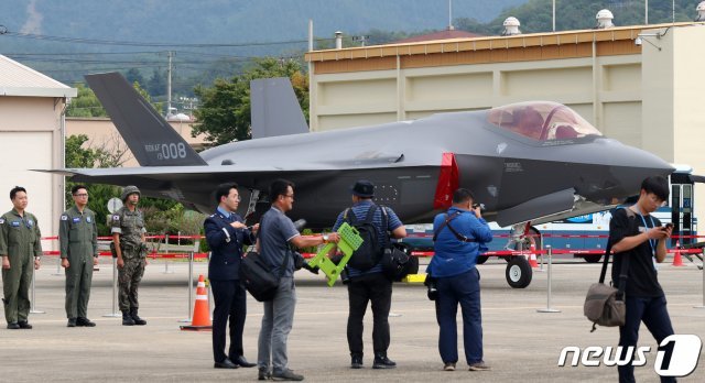 27일 대구 공군기지에서 열린 ‘제71주년 국군의 날 기념행사’ 미디어데이 행사에서 F-35A 스텔스 전투기가 활주로 위에 전시돼 있다. 국군의 날 기념행사가 공군 전투비행단에서 거행되는 것은 창군 이래 처음이다. 2019.10.1/뉴스1 © News1